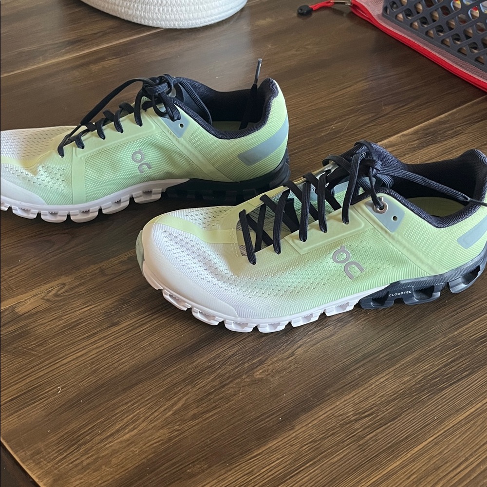 On Cloudflow 3 - Women Size 9 - Picture 4 of 5